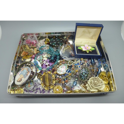 902 - A collection of costume jewellery including beaded necklaces, brooches, etc.