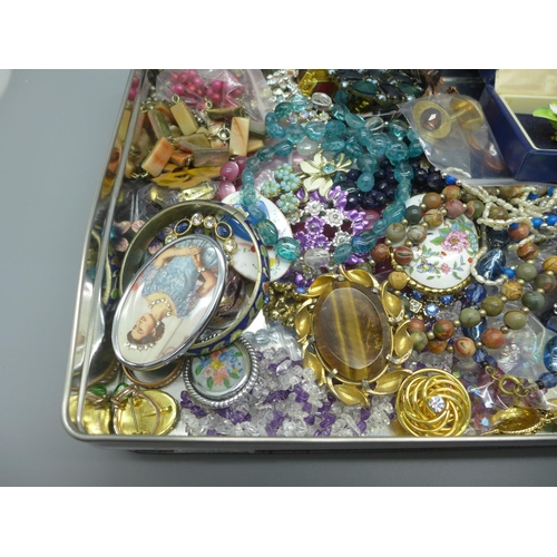 902 - A collection of costume jewellery including beaded necklaces, brooches, etc.