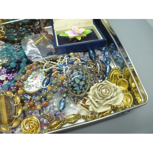 902 - A collection of costume jewellery including beaded necklaces, brooches, etc.