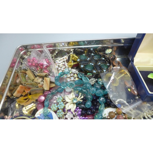 902 - A collection of costume jewellery including beaded necklaces, brooches, etc.