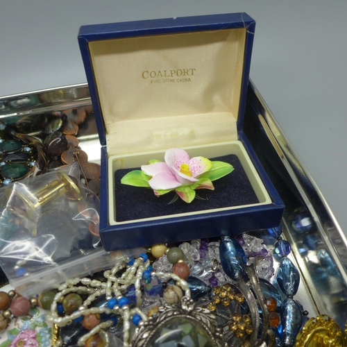 902 - A collection of costume jewellery including beaded necklaces, brooches, etc.