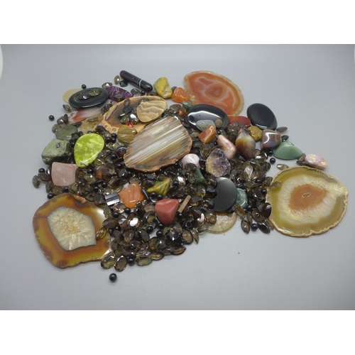 905 - Assorted agates and other stones