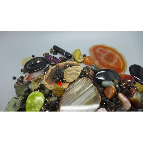 905 - Assorted agates and other stones