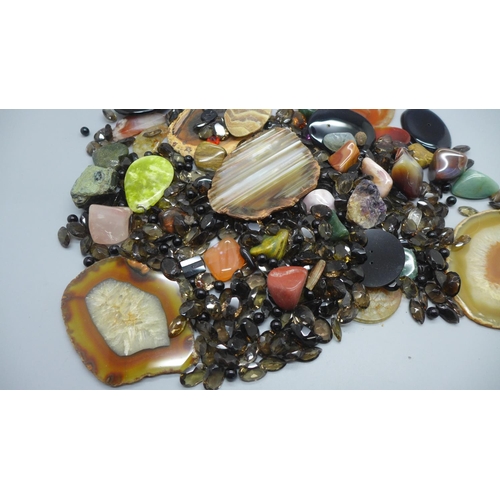 905 - Assorted agates and other stones
