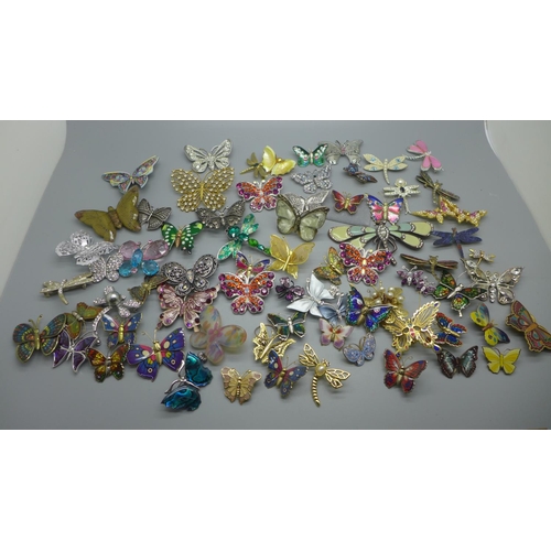 911 - A collection of butterfly brooches