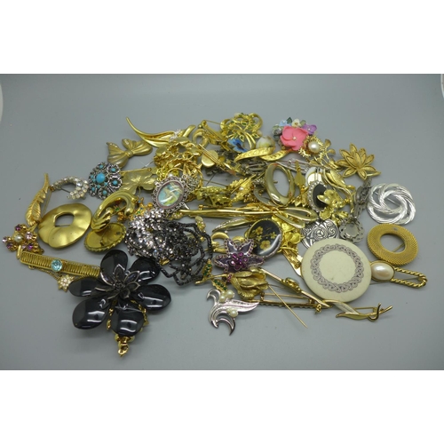 915 - Seventy brooches