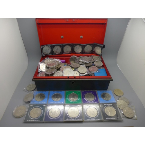 938 - A collection of two hundred commemorative crowns