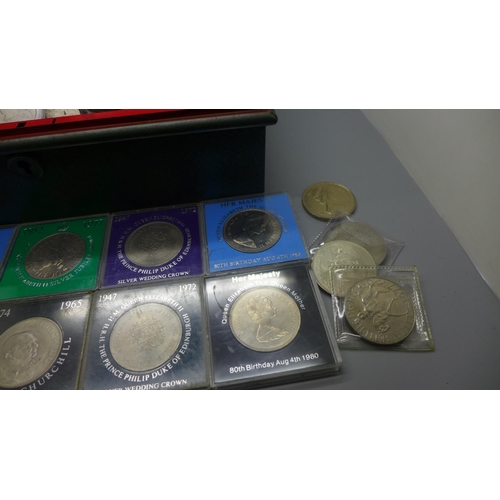 938 - A collection of two hundred commemorative crowns