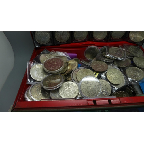 938 - A collection of two hundred commemorative crowns