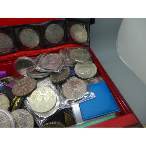 938 - A collection of two hundred commemorative crowns