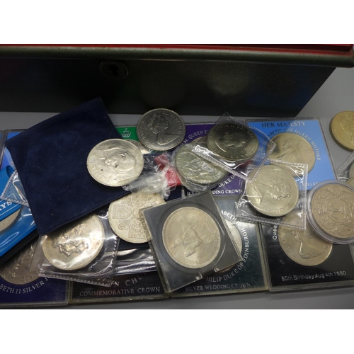 938 - A collection of two hundred commemorative crowns