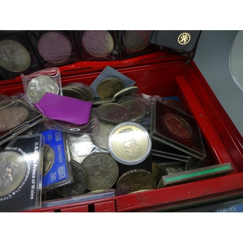 938 - A collection of two hundred commemorative crowns