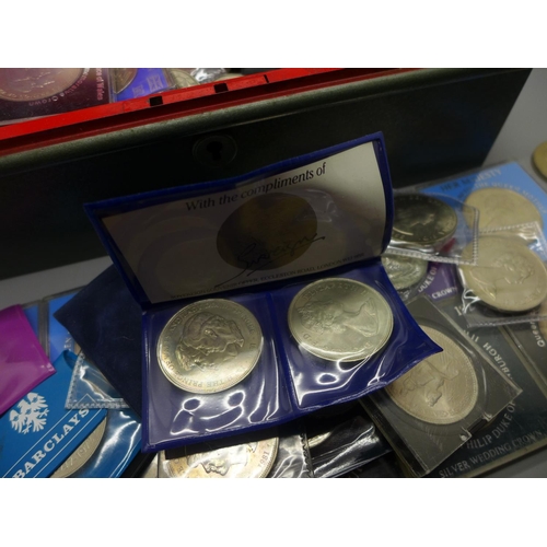 938 - A collection of two hundred commemorative crowns