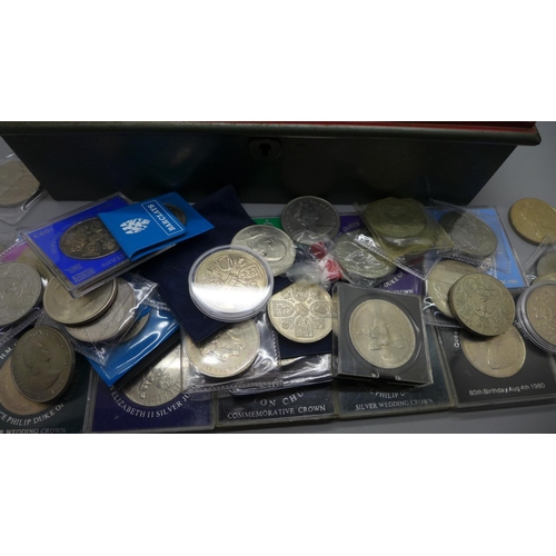 938 - A collection of two hundred commemorative crowns