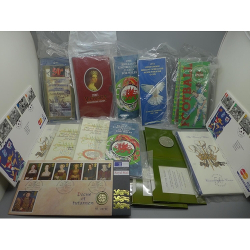 941 - A collection of coin covers and uncirculated coins