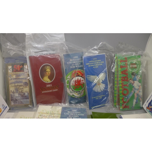 941 - A collection of coin covers and uncirculated coins