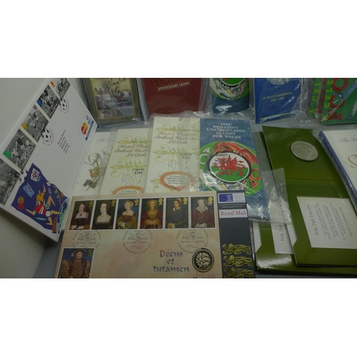 941 - A collection of coin covers and uncirculated coins