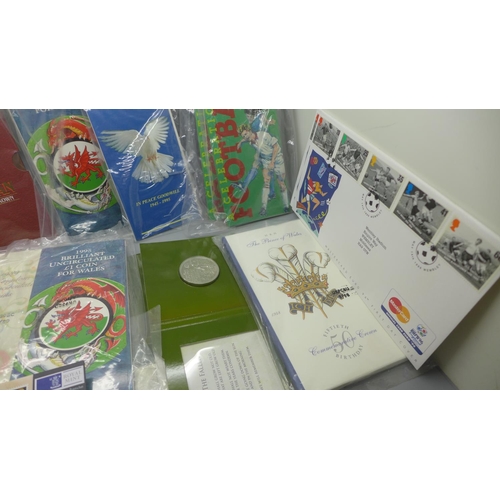 941 - A collection of coin covers and uncirculated coins