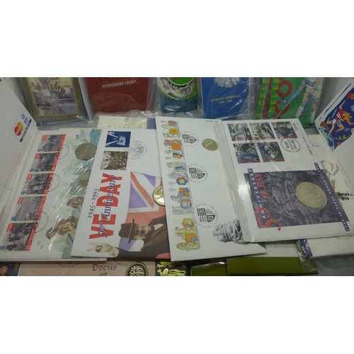 941 - A collection of coin covers and uncirculated coins