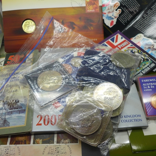 941 - A collection of coin covers and uncirculated coins