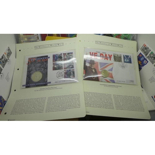 941 - A collection of coin covers and uncirculated coins