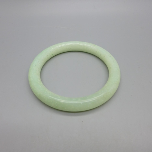 954 - A jade bangle, inner diameter 62mm