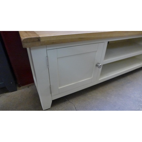 1499 - A Hampshire Cream painted and Oak Extra Large TV Unit*This Lot is Subject to VAT*