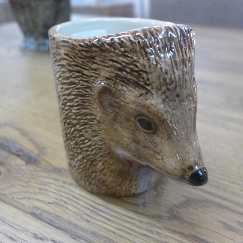 1345 - A hedgehog ceramic pencil/make-up brush pot (40-09)   #