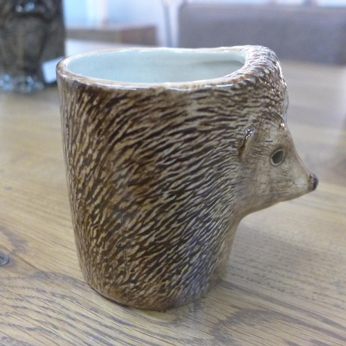 1345 - A hedgehog ceramic pencil/make-up brush pot (40-09)   #