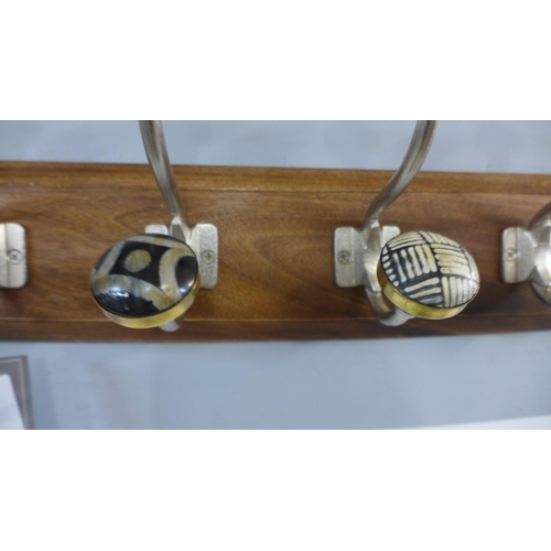 1376 - A rack of four coat hooks with ceramic knobs (HH563916)   #