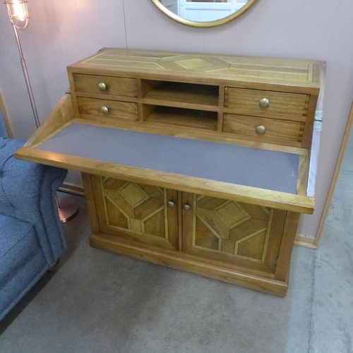 1316 - A Welbeck campaign desk/bureau (minor chip to drawer)