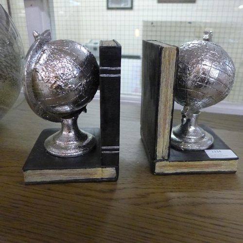 1334 - A pair of Atlas globe bookends, H 18cms (505599922236519)   #