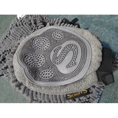 3004 - Quantity of Scruffs Noodle Dry Mat and Mitts (243-260, 261) * This lot is subject to VAT