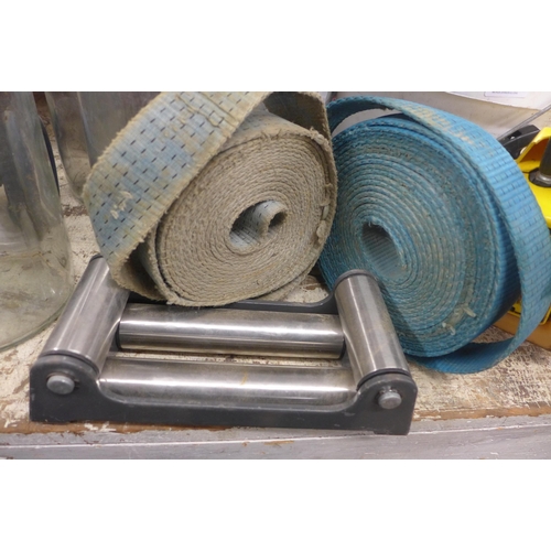 2070 - Retaining/removal van straps