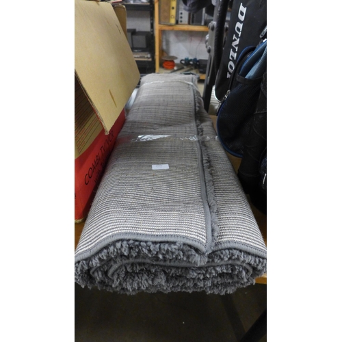 2095 - Approx. 6ft x 4ft grey fluffy rug