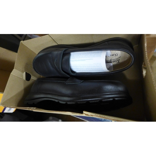 2104 - Dunlop Wellington boots - size 12, safety boots - size 13, and golf shoes - size 9