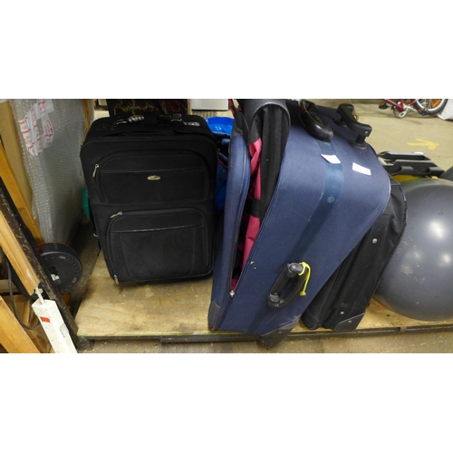 2105 - Approx. 6 suitcases - various sizes