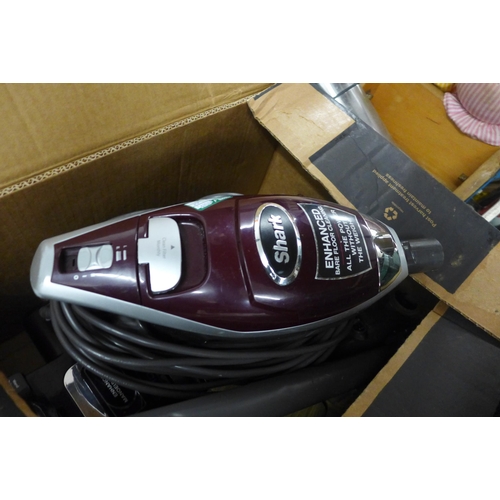 2125 - Shark vacuum cleaner - W plus accessories