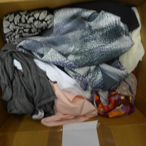 2152 - Box of approx. 60 unworn & tagged items of clothing inc. Next, River Island, New Look, etc.