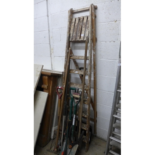 2998 - Wooden garden ladder and a quantity of garden hand tools