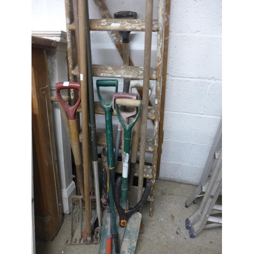 2998 - Wooden garden ladder and a quantity of garden hand tools