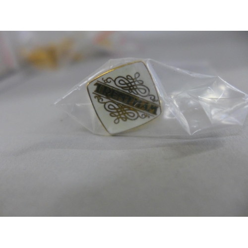 626 - A box of pin badges, cufflinks and buckles