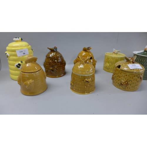 723 - Ten honey pots