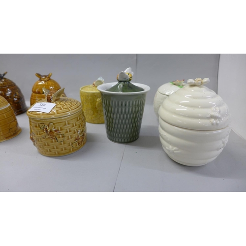 723 - Ten honey pots
