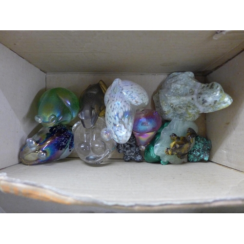 727 - A large collection of frog and toad ornaments and paperweights, glass, mineral, wood, metal and chin... 