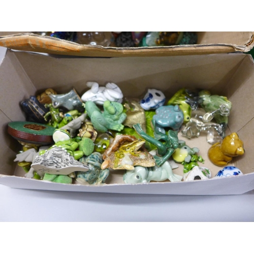 727 - A large collection of frog and toad ornaments and paperweights, glass, mineral, wood, metal and chin... 