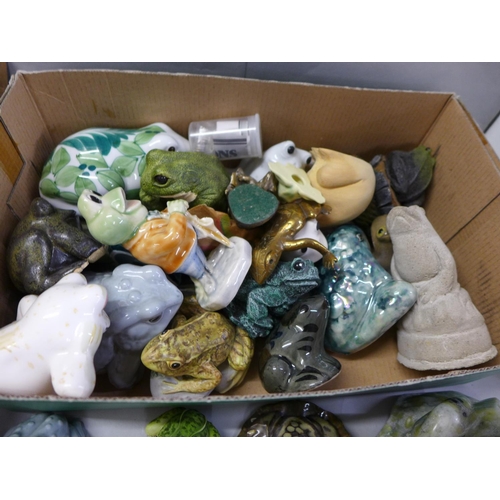 727 - A large collection of frog and toad ornaments and paperweights, glass, mineral, wood, metal and chin... 