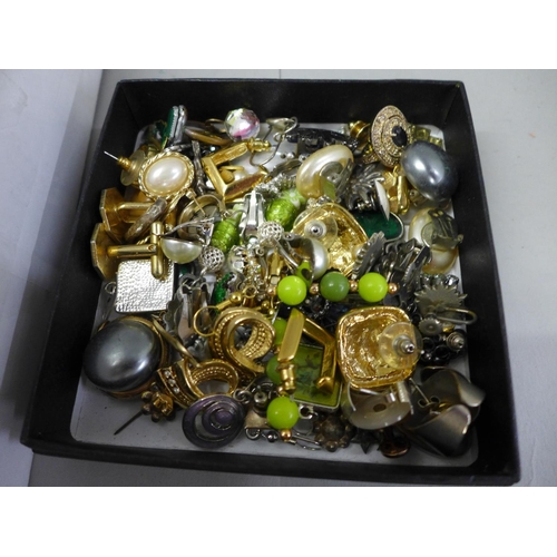 750 - Costume jewellery and earrings
