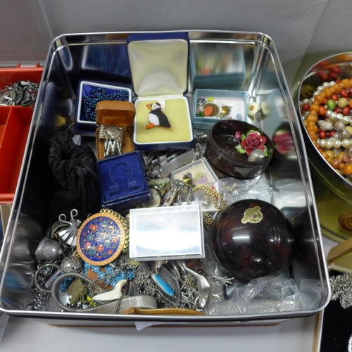 763 - Costume jewellery