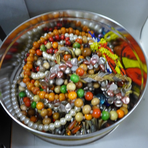 763 - Costume jewellery